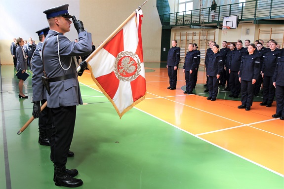 Poczet sztandarowy policji.