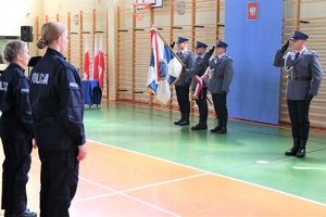 sala gimnastyczna OPP w Łodzi, uroczystość ślubowania policjantów, poczet sztandarowy