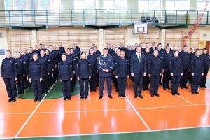 sala gimnastyczna OPP w Łodzi, uroczystość ślubowania policjantów, pamiątkowe zdjęcie grupowe