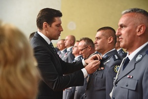 Sala gimnastyczna OPP w Łodzi, uroczystość ślubowania nowych policjantów.