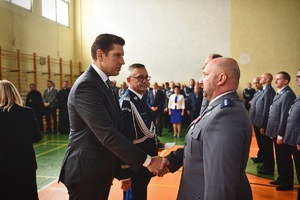 Sala gimnastyczna OPP w Łodzi, uroczystość ślubowania nowych policjantów.