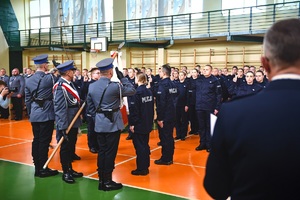 Sala gimnastyczna OPP w Łodzi, uroczystość ślubowania nowych policjantów.