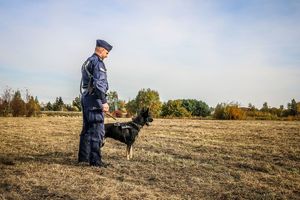 Policjant ze swoim psem służbowym.