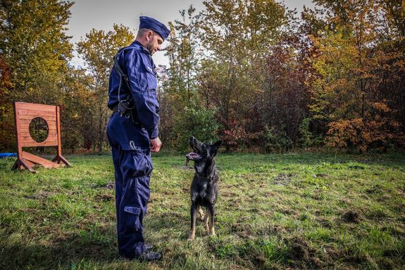 Policjant ze swoim psem służbowym.