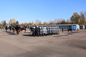 Policjanci na placu w trakcie ćwiczeń.