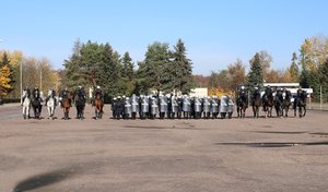 Policjanci w trakcie ćwiczeń stoją na placu.