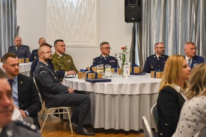 Konferencja podsumowująca projekt, uczestnicy słuchają prelegenta.