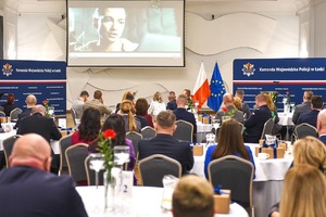 Konferencja podsumowująca projekt, uczestnicy oglądają prezentację multimedialną.