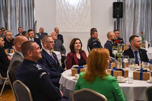 Konferencja podsumowująca projekt, uczestnicy słuchają wystąpienia prelegenta.