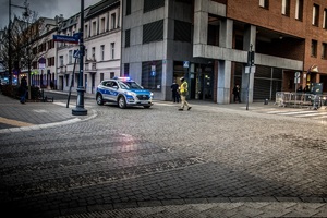 policjanci zabezpieczają szczyt OBWE, radiowóz policyjny na skrzyżowaniu