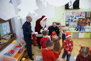 Policjanci z Mikołajem i dziećmi
