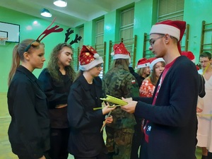 Mikołaj z policjantami i młodzieżą
