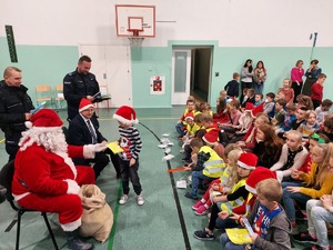 Mikołaj i policjanci z dziećmi