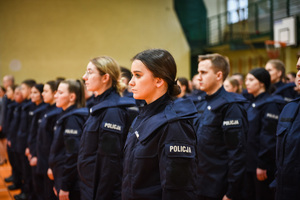 Sala gimnastyczna OPP w Łodzi, uroczystość ślubowania policjantów.