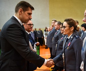 Sala gimnastyczna OPP w Łodzi, uroczystość ślubowania policjantów.