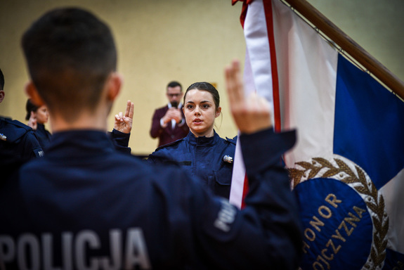 Sala gimnastyczna OPP w Łodzi, uroczystość ślubowania policjantów.