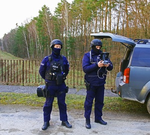policjanci uruchamiają drona