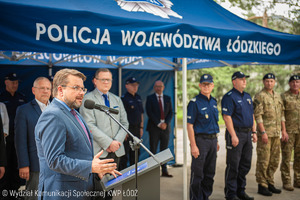 W tle widać zaproszonych gości.