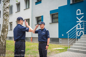 Komendant Wojewódzki Policji w Łodzi przyjmuje meldunek.