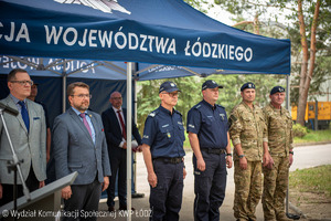 W tle widać zaproszonych gości.