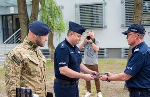 Dowódcy jednostek odbierają symboliczne klucze od Komendanta.