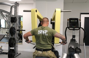Funkcjonariusz ćwiczący na siłowni.