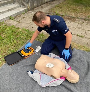 Policjant z psem służbowym w trakcie zmagań konkursowych.