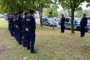 Policjant z psem służbowym w trakcie zmagań konkursowych.