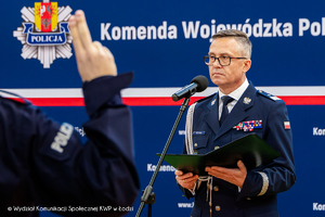 Komendant Wojewódzki Policji w Łodzi nadinspektor Sławomir Litwin przyjmuje ślubowanie nowo przyjętych policjantów garnizonu łódzkiego.