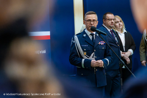 Komendant Wojewódzki Policji w Łodzi nadinspektor Sławomir Litwin przemawia podczas ślubowania nowo przyjętych policjantów.