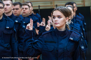 na zdjęciu na pierwszym planie nowo przyjęta policjantka podczas ślubowania.