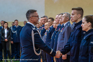 Komendant Wojewódzki gratuluje nowo przyjętym policjantom.