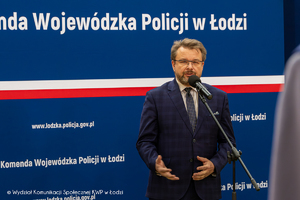 Wicemarszałek Województwa Łódzkiego Piotr Adamczyk podczas przemówienia.