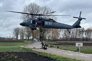 Policyjni kontrterroryści w trakcie ćwiczeń.