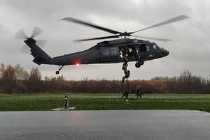 Policjanci w trakcie ćwiczeń z helikopterem.