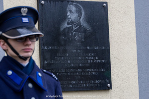 Czarnocin, tablica upamiętniająca postać Komendanta Głównego Policji Państwowej II RP.