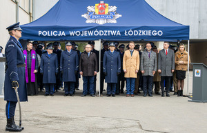 Kadra garnizonu łódzkiego i zaproszeni goście stoją pod namiotem.