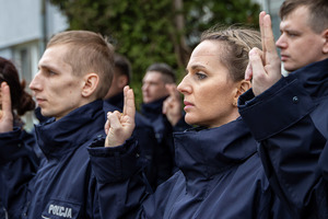 Nowo przyjęcie policjanci maja dwa palce podniesione do góry, składają ślubownie.