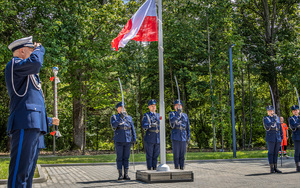 poczet flagowy wciąga flagę na maszt.