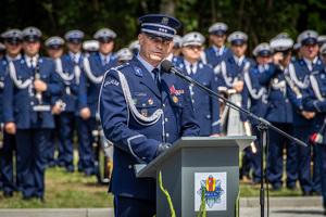 Przy mównicy przemawia Komendant  Wojewódzki Policji w Łodzi insp. Arkadiusz Sylwestrzak.