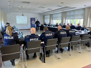 Policjanci i zaproszeni goście w trakcie spotkania.