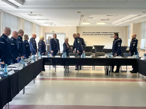 Policjanci i zaproszeni goście w trakcie spotkania.
