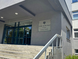 Wejście do budynku szkoły policji.