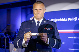 Komendant w trakcie losowania drużyn.