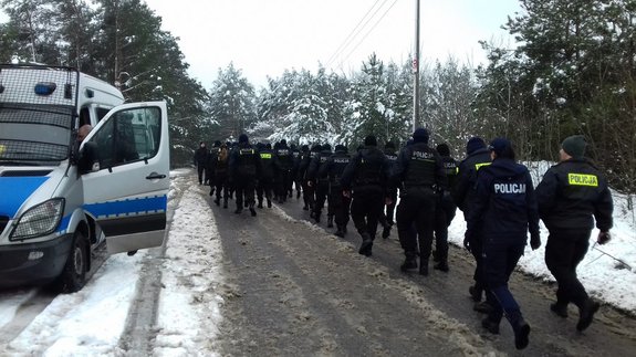 policjanci w trakcie poszukiwań