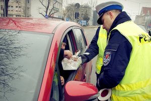 Tłusty czwartek. Policjanci rozdają pączki.