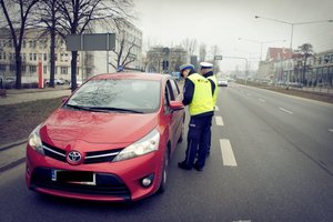 Tłusty czwartek. Policjanci rozdają pączki.