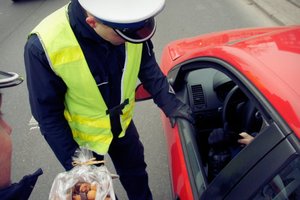 Tłusty czwartek. Policjanci rozdają pączki.