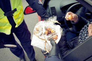 Tłusty czwartek. Policjanci rozdają pączki.