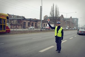 Tłusty czwartek. Policjanci rozdają pączki.